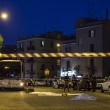 Roma. Donna morta, 7 feriti da auto con 3 rom che forza posto di blocco 05