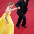 Cannes, Sean Penn e Charlize Theron mano nella mano sul red carpet7