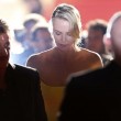 Cannes, Sean Penn e Charlize Theron mano nella mano sul red carpet04