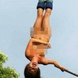 Thailandia: salta nuda dal bungee jumping, filmato diventa virale02