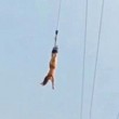 Thailandia: salta nuda dal bungee jumping, filmato diventa virale