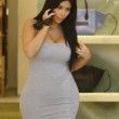 Kim Kardashian incinta, quasi scoppia nel tubino aderente FOTO 8