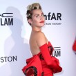 Miley Cyrus, outfit esagerato Amfar Gala: peli sotto le ascelle e strascico FOTO 4