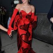 Miley Cyrus, outfit esagerato Amfar Gala: peli sotto le ascelle e strascico FOTO