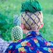 Un ananas in testa: la pettinatura di uno studente per una scommessa persa FOTO 3