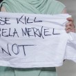 Il modello in passerella: "Uccidete Angela Merkel". Lo stilista gli da un pugno03