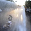 Armenia, cannoni d'acqua fanno "volare" i manifestanti FOTO