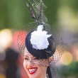 Ascot, cappelli bizzarri: fiori e ombrellini sulla testa delle ladies FOTO 3