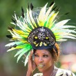 Ascot, cappelli bizzarri: fiori e ombrellini sulla testa delle ladies FOTO 4
