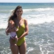 Bianca Balti, FOTO al mare con la figlia Mia: ingrassata e felice