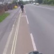 VIDEO YouTube. Gb: insulta automobilista e subito dopo cade dalla bici8