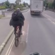VIDEO YouTube. Gb: insulta automobilista e subito dopo cade dalla bici9