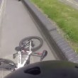 VIDEO YouTube. Gb: insulta automobilista e subito dopo cade dalla bici5