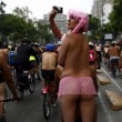 Nudi in bici contro l'inquinamento delle auto FOTO 5