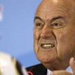 Fifa. Blatter: la resa dopo tweet. Fbi torchia i pesci piccoli per incastrarlo