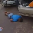 VIDEO Youtube. Reporter intervista uomo morto in strada: il microfono in bocca 02