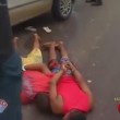 VIDEO Youtube. Reporter intervista uomo morto in strada: il microfono in bocca 01