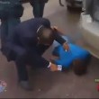 VIDEO Youtube. Reporter intervista uomo morto in strada: il microfono in bocca 05