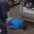 VIDEO Youtube. Reporter intervista uomo morto in strada: il microfono in bocca 04