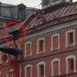 cane intrappolato sul tetto abbaia spaventato, uomo lo raggiunge e lo salva902