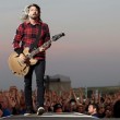 Foo Fighters, Dave Grohl cade, si rompe gamba ma continua concerto (foto Ansa)