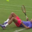 Video YouTube: Federer cade a terra ma riesce a rispondere