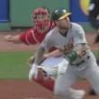 VIDEO YouTube - Brett Lawrie spezza mazza da baseball e colpisce tifosa in testa6