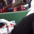 VIDEO YouTube - Brett Lawrie spezza mazza da baseball e colpisce tifosa in testa3