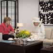 Angela Merkel accoglie la regina Elisabetta con la stessa giacca del G7 FOTO