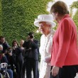 Angela Merkel accoglie la regina Elisabetta con la stessa giacca del G7 FOTO 3