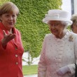 Angela Merkel accoglie la regina Elisabetta con la stessa giacca del G7 FOTO 4