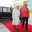Angela Merkel accoglie la regina Elisabetta con la stessa giacca del G7 FOTO 5
