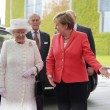 Angela Merkel accoglie la regina Elisabetta con la stessa giacca del G7 FOTO 6