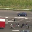 Calais, sciopero al porto. Migranti saltano sui tir per raggiungere Dover VIDEO