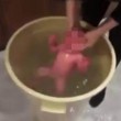 neonato nel secchio d'acqua gelata, Facebook rimuove filmato03