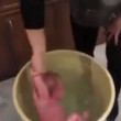 neonato nel secchio d'acqua gelata, Facebook rimuove filmato08