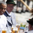 G7: Merkel fa gli onori di casa, Obama beve birra10