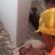VIDEO YouTube - Donna partorisce in bagno, bimbo finisce nello scarico: salvato5
