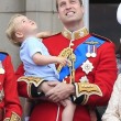 Principe William posa come Carlo: figlioletto George in braccio FOTO 2
