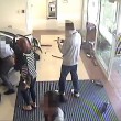 VIDEO Youtube: nonna al volante sfonda vetrine del centro commerciale, panico fra i clienti