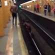 VIDEO YouTube - Prova a saltare da una banchina all'altra della metro ma...5