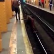 VIDEO YouTube - Prova a saltare da una banchina all'altra della metro ma...4
