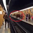 VIDEO YouTube - Prova a saltare da una banchina all'altra della metro ma...2