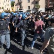 Roma, corteo anti-rom CasaPound contro corteo anti-fascisti: scontri 09