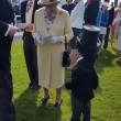 bambino stringe la mano alla regina Elisabetta02