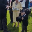 bambino stringe la mano alla regina Elisabetta