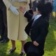 bambino stringe la mano alla regina Elisabetta05