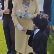 bambino stringe la mano alla regina Elisabetta04