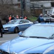 Taranto, sparatoria tra due auto in corsa in pieno giorno: 2 feriti e 2 in fuga
