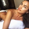 Irina Shayk, selfie hot nella stanza d'albergo: topless supersexy